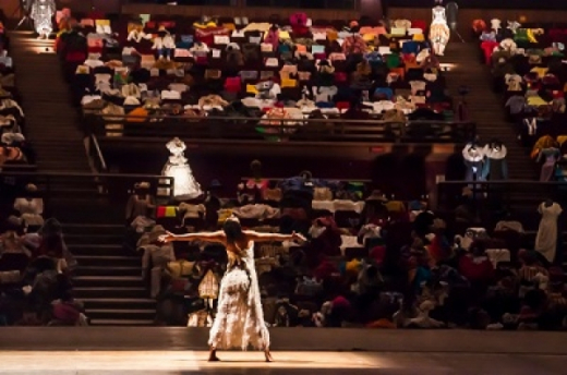 Vídeo: com 1,5 mil figurinos na plateia, TCA apresenta performance que homenageia público e artistas